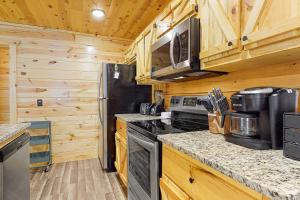 Wooded cabin w free attraction Tickets hot tub fireplaces & furnished deck