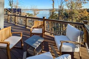 New Cabin Overlooking Douglas Lake Hot Tub