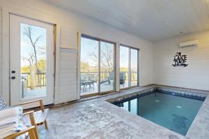 Luxe Lakefront Home Sleeps 8 Private Pool Hot Tub