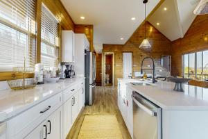 Luxe Lakefront Home Sleeps 8 Private Pool Hot Tub