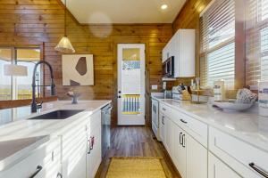 Luxe Lakefront Home Sleeps 8 Private Pool Hot Tub