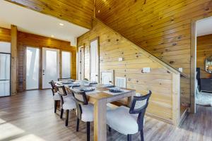 Luxe Lakefront Home Sleeps 8 Private Pool Hot Tub