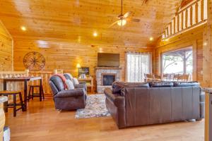 Beautiful Log Cabin Sleeps 6 Mtn Views Hot Tub