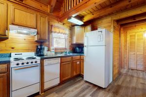 Log Cabin for 6 Hot Tub Pool Access Near Parkway