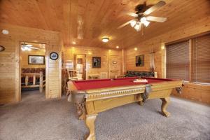 Cozy Cabin W Breathtaking Mtn View for 10 Hot Tub