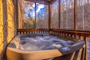 Beautiful Cabin Sleeps 11 Hot Tub Picnic Area