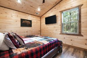 Sleeps 8 Cozy Cabin Spacious Outdoor View