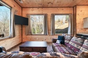 Sleeps 8 Cozy Cabin Spacious Outdoor View