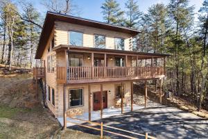 Sleeps 8 Cozy Cabin Spacious Outdoor View