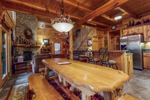 Dog Welcome Cabin Sleeps 10 Hot Tub Pool Table