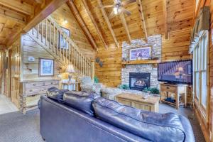 Hilltop Cabin Sleeps 6 Hot Tub Games Views Pool