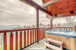 2 Story Homey Cabin Sleeps 6 Hot Tub Shared Pool