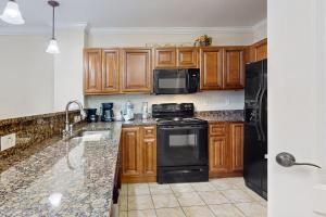 Central Condo Sleep 6 Balcony Shared Pool Hot Tub
