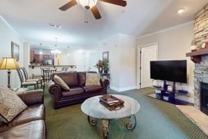 Central Condo Sleep 6 Balcony Shared Pool Hot Tub
