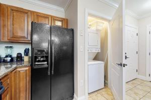 Central Condo Sleep 6 Balcony Shared Pool Hot Tub