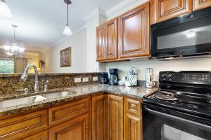 Central Condo Sleep 6 Balcony Shared Pool Hot Tub