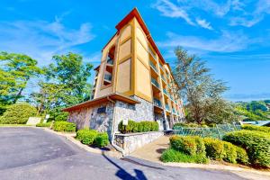 Central Condo Sleep 6 Balcony Shared Pool Hot Tub