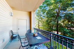 Central Condo Sleep 6 Balcony Shared Pool Hot Tub