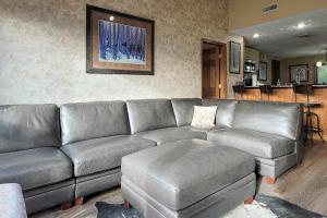 Mtn and Ntn Park View Condo Sleeps 8 Pool Fireplace
