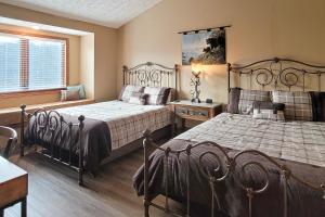Mtn and Ntn Park View Condo Sleeps 8 Pool Fireplace