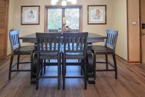 Mtn and Ntn Park View Condo Sleeps 8 Pool Fireplace