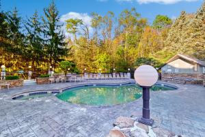 Mtn and Ntn Park View Condo Sleeps 8 Pool Fireplace