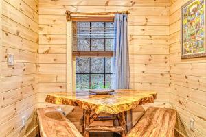 New Charming Creekside Escape Sleeps 6 Hot Tub