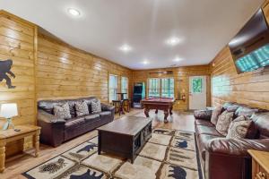Charming Smokies Cabin Sleeps 12 Hot Tu Rec Room