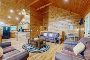 Charming Smokies Cabin Sleeps 12 Hot Tu Rec Room