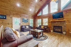 Charming Smokies Cabin Sleeps 12 Hot Tu Rec Room