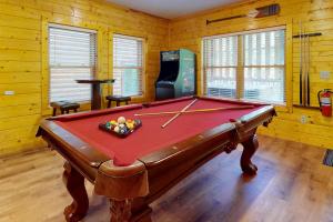 Charming Smokies Cabin Sleeps 12 Hot Tu Rec Room