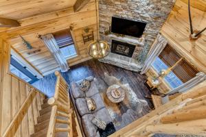 Downtown CreekSide Chalet Sleeps 6 Hot Tub Games
