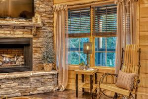 Downtown CreekSide Chalet Sleeps 6 Hot Tub Games