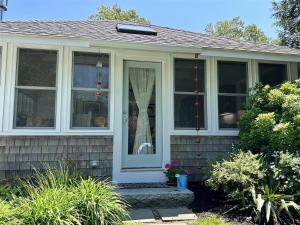 Cozy Cottage Overlooking Rock Harbor Creek