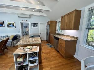 Cozy Cottage Overlooking Rock Harbor Creek