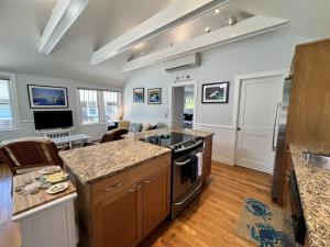 Cozy Cottage Overlooking Rock Harbor Creek