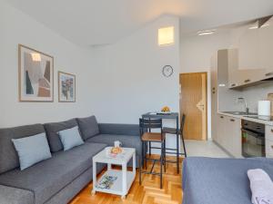 Convenient Studio with Parking Near Beach