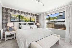 Wanaka Tree Retreat - Luxury Living Steps from the Iconic Lakefront