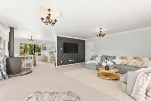 Wanaka Tree Retreat - Luxury Living Steps from the Iconic Lakefront