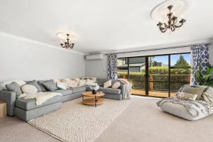 Wanaka Tree Retreat - Luxury Living Steps from the Iconic Lakefront