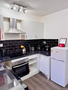 Stay With OG - Modern Two-Bedroom Apartment