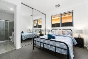 Stylish 3BR Stay Close to Tea Tree Plaza