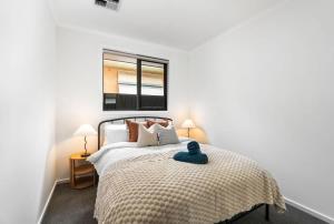 Stylish 3BR Stay Close to Tea Tree Plaza