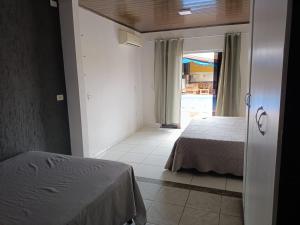 casa de temporada em Caldas Novas Go, com piscina de aquecimento solar com 4 quartos e 3 banheiros , garagem para 5 carros