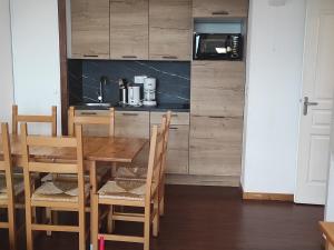 Appartement 6 personnes à Super Besse avec parking et piscine - FR-1-814-161