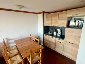 Appartement 6 personnes à Super Besse avec parking et piscine - FR-1-814-161