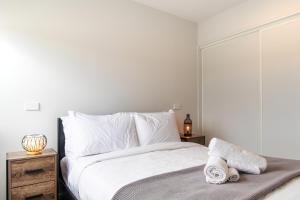 2-Bedroom Townhouse Opposite The Palms with Carpark