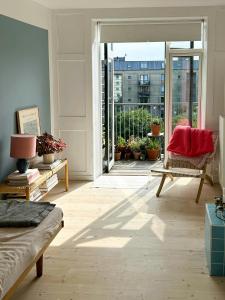 Apartment In Pastel Colors With Courtyard Oasis