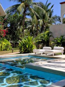 Beachfront Palm Haven 2BR Apt Pools Beach Access