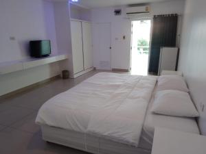 Illusion Hostel & Club